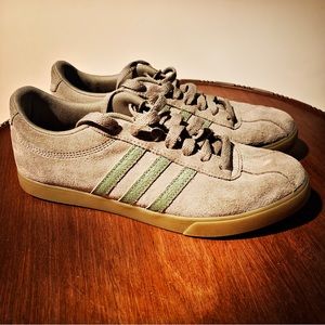 Adidas sneaker. Sz7, great condition